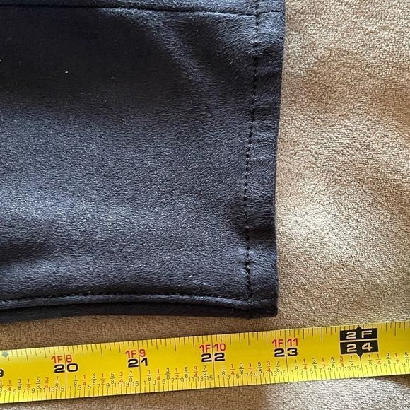 7 For All Mankind ankle cropped black legging with shine - Picture 8 of 10